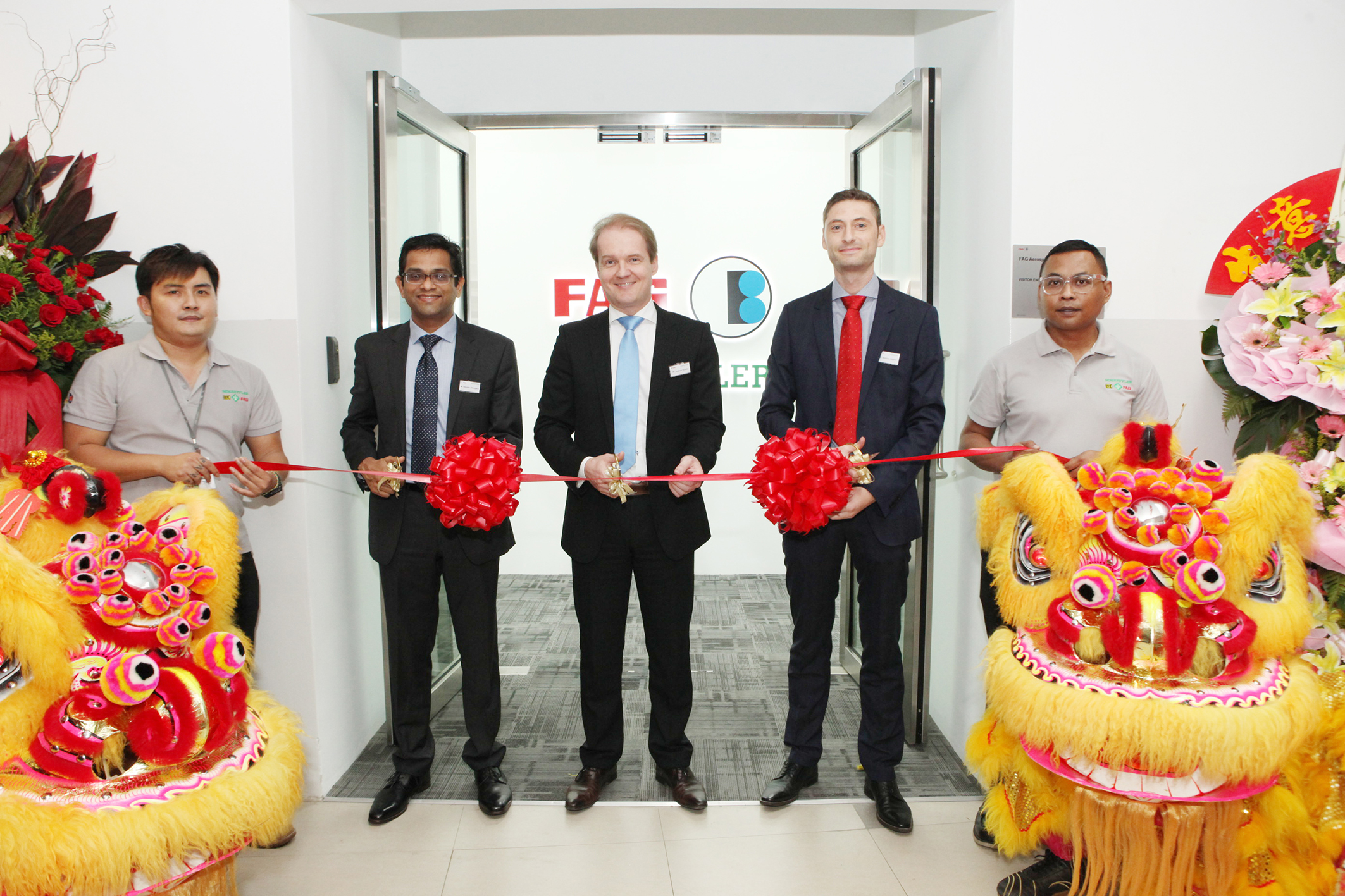 （從左至右）舍弗勒東南亞總裁拉瑪達斯&bull;切魯帕斯（Ramdas Cherupara），舍弗勒亞太區(qū)首席執(zhí)行官安德烈亞斯&bull;希克（Andreas Schick）以及FAG航空航天新加坡公司總經(jīng)理馬蒂亞斯&bull;比格納（Matthias Biegner）在FAG航空航天（新加坡）有限公司的開業(yè)儀式上正準備剪彩。